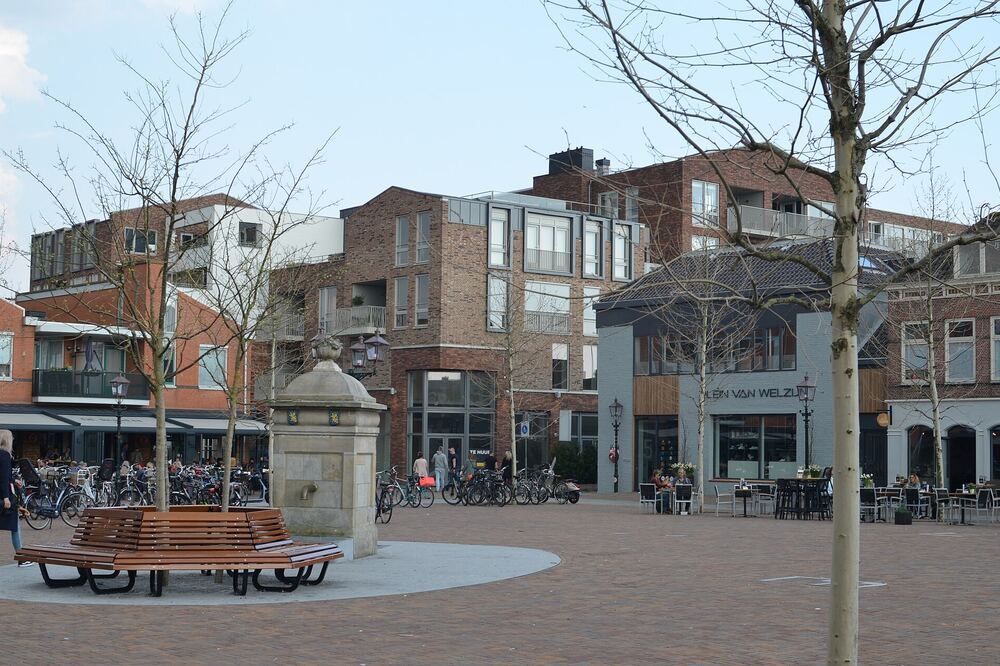 Terras en winkels aan het Marktplein in 's-Gravenzande