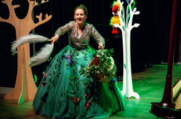 Knisper Petite Klassiek, een speels theatraal concert met knisperende en ritselende geluiden voor de allerkleinsten in Westland Theater De Naald.